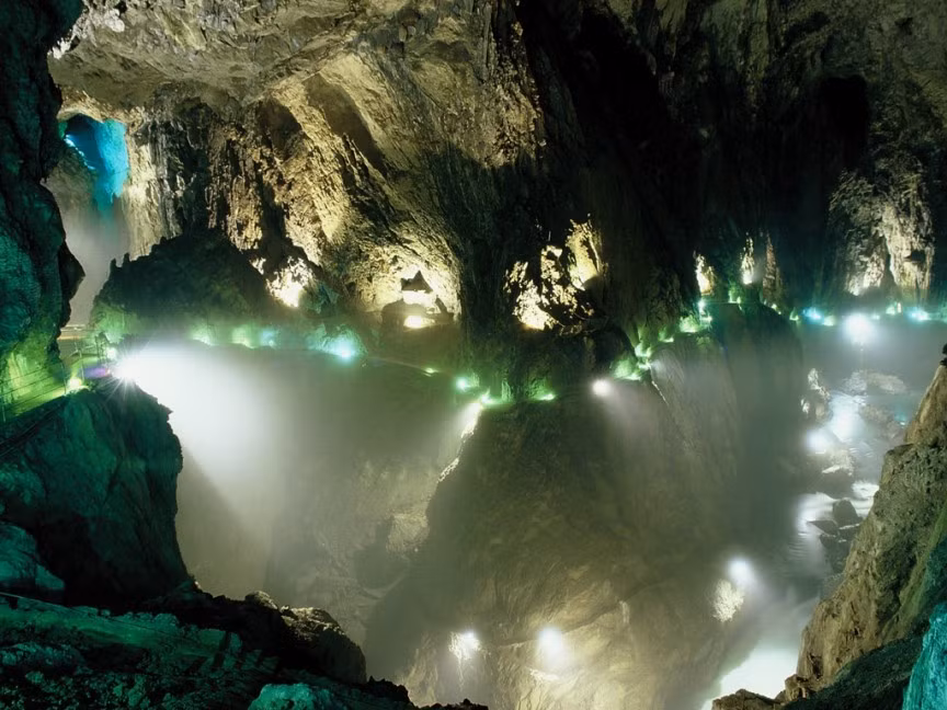 Hang động Skocjan ở Slovenia được tạo thành bởi sông chìm Reka. Hang động đá vôi này gây ấn tượng với những vách đá huyền ảo, đầy màu sắc khi được soi rọi ánh sáng.