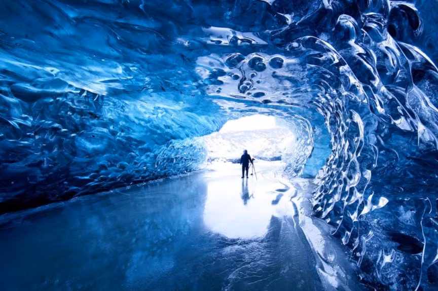 Hang động băng ở lưu vực sông Vatnajökull, Iceland là dòng sông băng lớn nhất ở châu Âu. Hang động này được hình thành do quá trình băng tan.