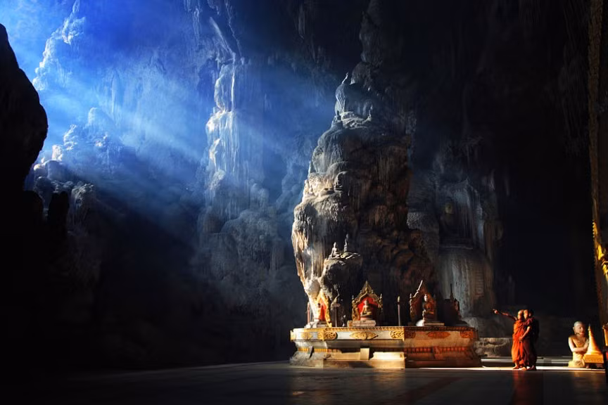 Theo truyền thuyết, hang động Kyaut Se ở Myanmar là nơi ở của người dân Mông Cổ hồi thế kỷ 13. Điểm độc đáo của nơi đây đó là Kyaut Se được bài trí giống một ngôi chùa Phật giáo.