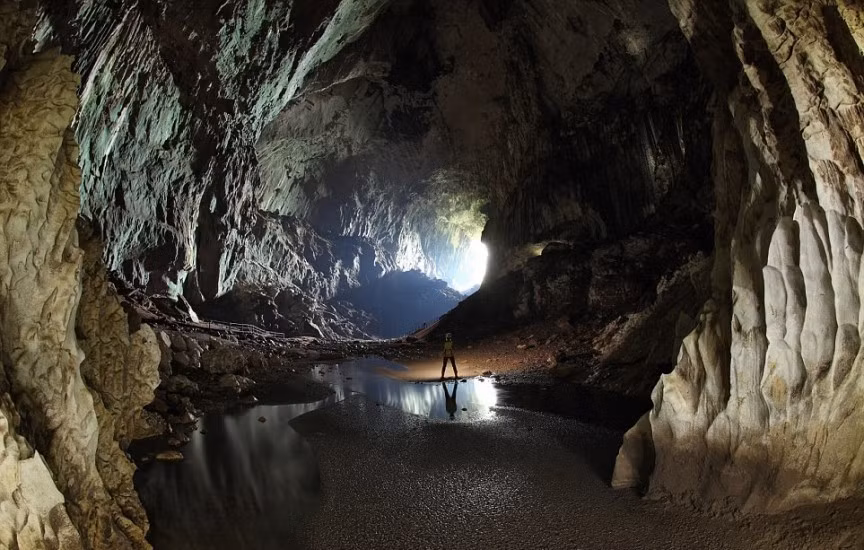 Hang Hươu (Deer Cave) ở Borneo, Malaysia là điểm du lịch hấp dẫn nằm trong Vườn quốc gia Gunung Mulu. Tên của hang động có nguồn gốc từ việc loài hươu vào trong hang động này tìm nơi trú ẩn và kiếm ăn.