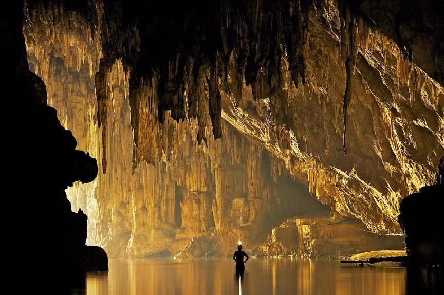 Hang động Tham Lod nằm ở Thái Lan là nơi có dòng sông Nam Lang trong vắt chảy qua. Khám phá nơi đây bằng thuyền sẽ giúp bạn có những trải nghiệm tuyệt vời.