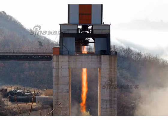 Hôm 9/4, Triều Tiên đã bất ngờ tiến thử động cơ tên lửa đạn đạo liên lục địa tại trung tâm vũ trụ Sohae. Cuộc thử thành công đưa Triều Tiên tiến gần hơn tới khả năng phát triển tên lửa liên lục địa đáng tin cậy, có khả năng mang đầu đạn hạt nhân để vươn tới mọi nơi trên thế giới.