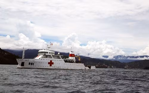 Đại tá Lê Xuân Thủy, Phó tham mưu trưởng Quân chủng Hải quân, Trưởng đoàn công tác cho biết: Cán bộ, chiến sĩ đoàn công tác và cán bộ, thủy thủ Tàu Bệnh viện 561 đã chuẩn bị rất kỹ về tâm lý cũng như các nội dung chuyên ngành để tham gia cuộc diễn tập. Quá trình cơ động trên biển cũng là thời gian các lực lượng tập luyện về nội dung tham gia diễn tập. Tất cả đều quyết tâm cao nhất để hoàn thành xuất sắc nhiệm vụ được giao. Ảnh: Tàu Bệnh viện 561 trong đội hình duyệt binh tàu quốc tế tại cảng Padang, Indonesia.