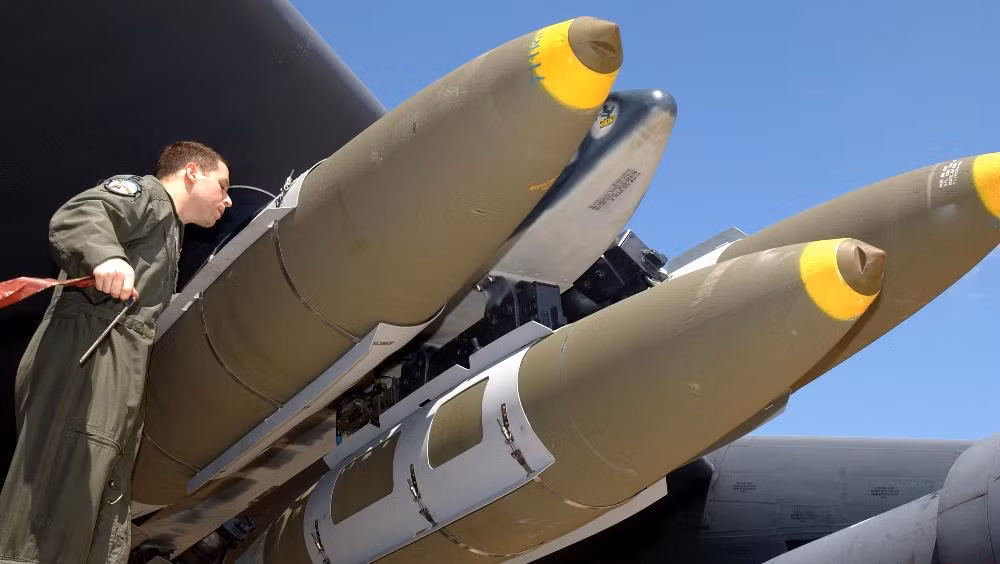 Có thể mang tối đa 12 bom thông minh JDAM có bán kính lệch mục tiêu chỉ là 7-13m, chính xác tuyệt vời.