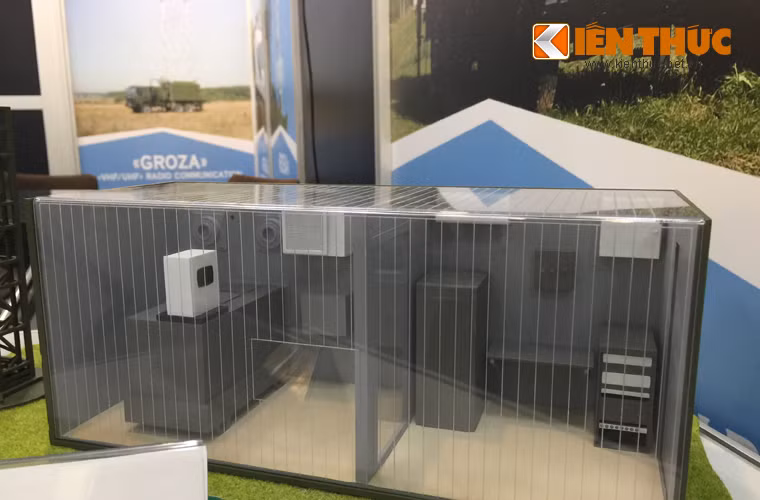Hệ thống đài radar ROSA được đánh giá là có ưu điểm: hiệu quả cao phát hiện mục tiêu nhỏ bay thấp; hoạt động tự động hoàn toàn; có khả năng kháng nhiễu cao; bộ vi xử lý kỹ thuật số giúp đem lại hiệu suất cao trong hoạt động tác chiến...Ảnh: Cận cảnh cabin quản lý, kiểm soát hệ thống đài radar ROSA.