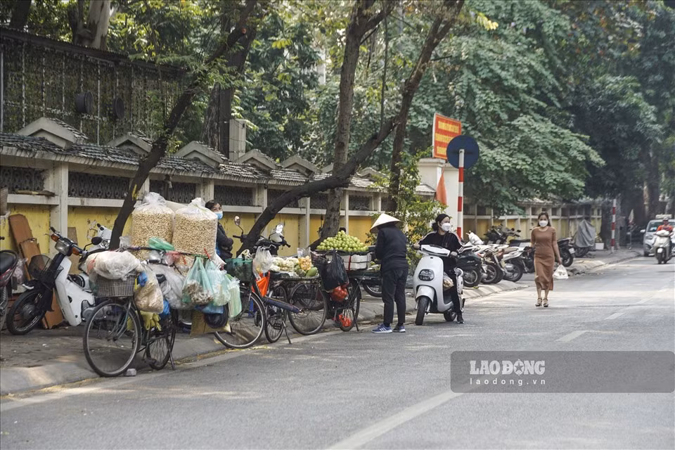 Trước đó, ngày 13.12, UBND quận Đống Đa ra văn bản hỏa tốc số 2638 về việc điều chỉnh các biện pháp hành chính tương ứng cấp độ 3 để phòng, chống dịch COVID-19.