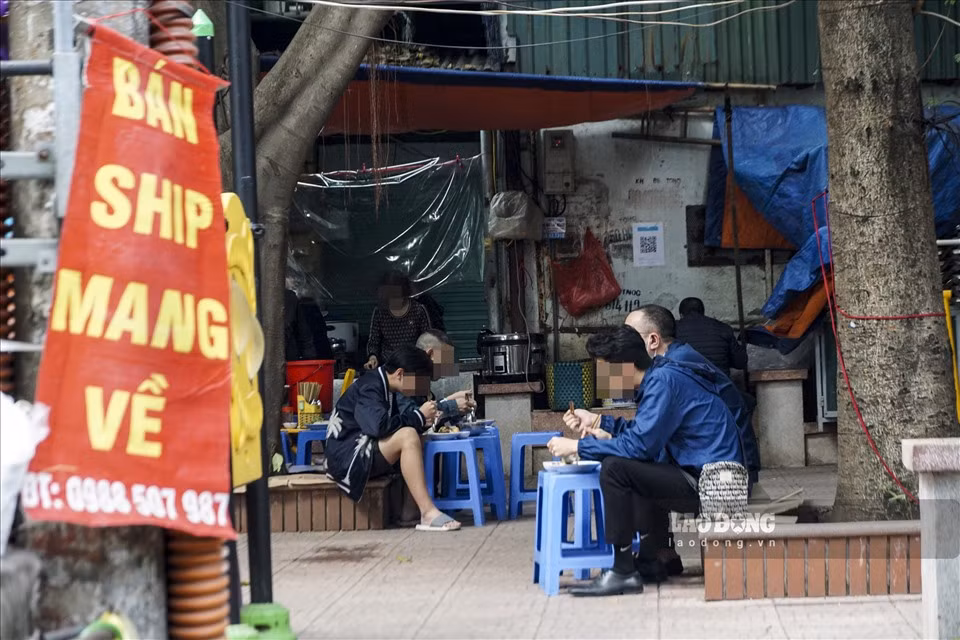 Trên đường Hoàng Tích Trí, quán ăn này dù treo biển “Bán ship mang về” nhưng vẫn ngang nhiên đón tiếp, phục vụ khách ăn tại chỗ.