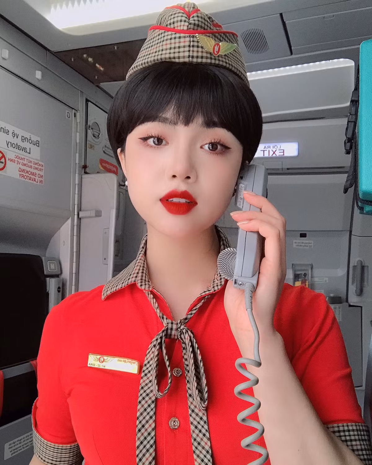 Phan Ngọc Thiện Mỹ sinh năm 1999, quê ở Pleiku. Hiện tại, Thiện Mỹ đang là tiếp viên hàng không Vietjet và giáo viên dạy tiếng Anh giao tiếp. (Ảnh: FBNV)