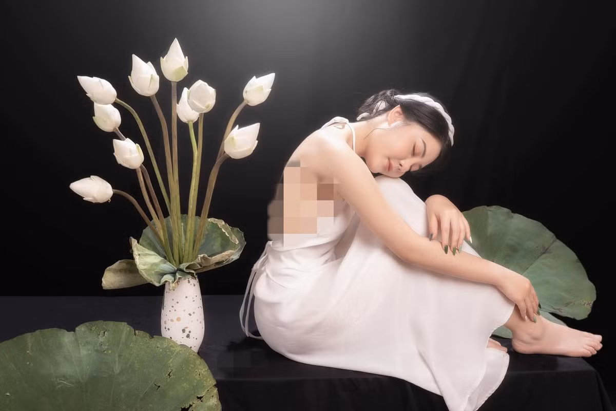 Cô nàng dịu dàng và quyến rũ trong bộ ảnh nghệ thuật chụp áo yếm với sen trắng. (Ảnh: FBNV).