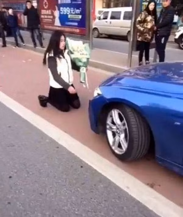 Co gai quy truoc xe BMW ban trai: 