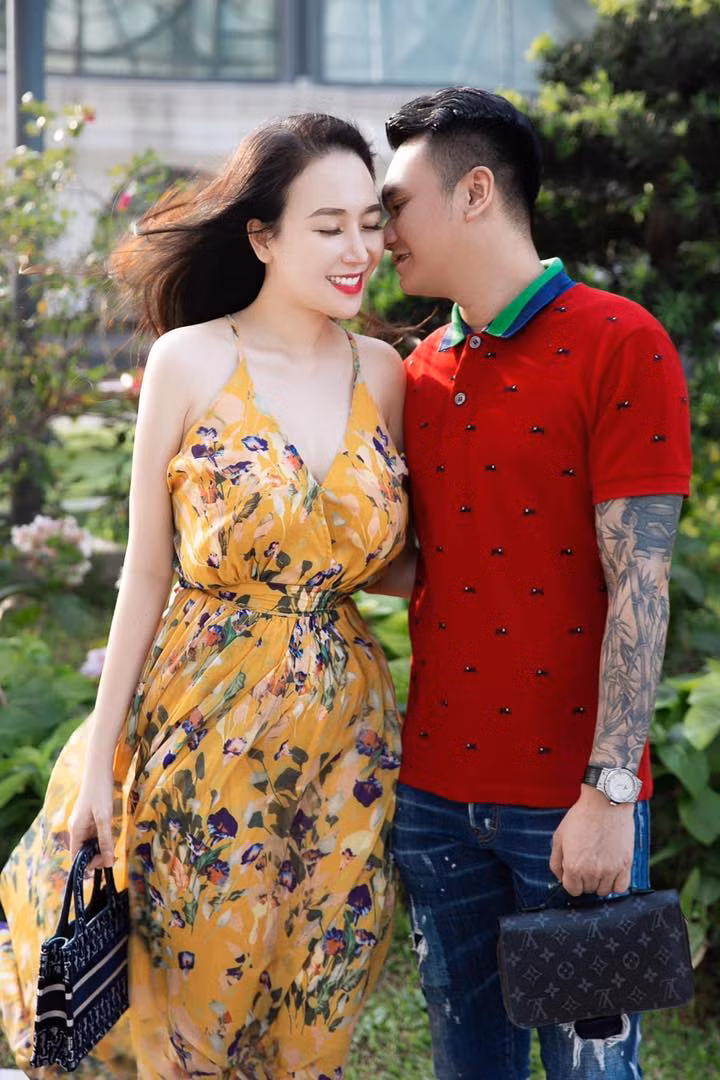  Bà xã Khắc Việt - Thảo Bebe nổi bật với vẻ ngoài xinh đẹp cùng thân hình nóng bỏng dù từng trải qua sinh nở. Người đẹp sinh năm 1992 sở hữu chiều cao tương đối là 1m67 cùng vóc dáng gợi cảm, đặc biệt là vòng 1 như báu vật tạo hóa. (Ảnh: FBNV)