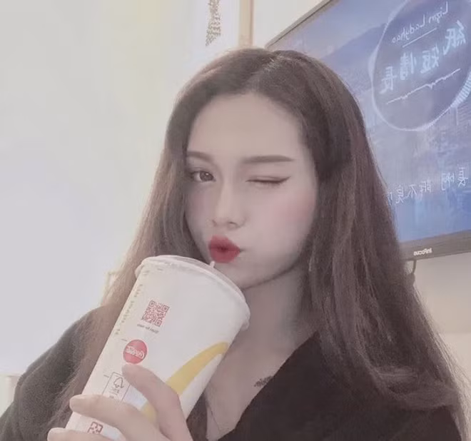 Một số người cho rằng ở một vài góc hình, trông "cô gái" còn có nét na ná nữ diễn viên Phạm Băng Băng.