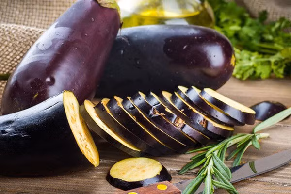 Nghiên cứu cho thấy, trong mỗi 100g cà tím, hàm lượng calo rất thấp, chỉ 25 calo. Nhưng chứa tới 1g protein, 0,2 gam chất béo, 6 gam carbohydrate, 3 gam chất xơ. Ngoài ra, cà tím cũng rất giàu axit folic, kali, vitamin K, vitamin C…