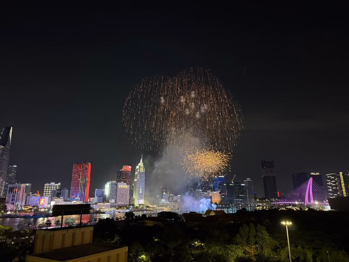 Man nhan man phao hoa thap sang bau troi TP HCM mung Dai le 30/4-Hinh-8