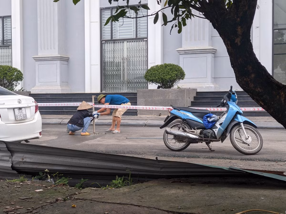 Hàng dài dây thép gai chừng 100 mét được dựng lên lộ thiên khiến nhiều cư dân lo lắng về tính an toàn khi thường xuyên di chuyển trên đoạn đường này.
