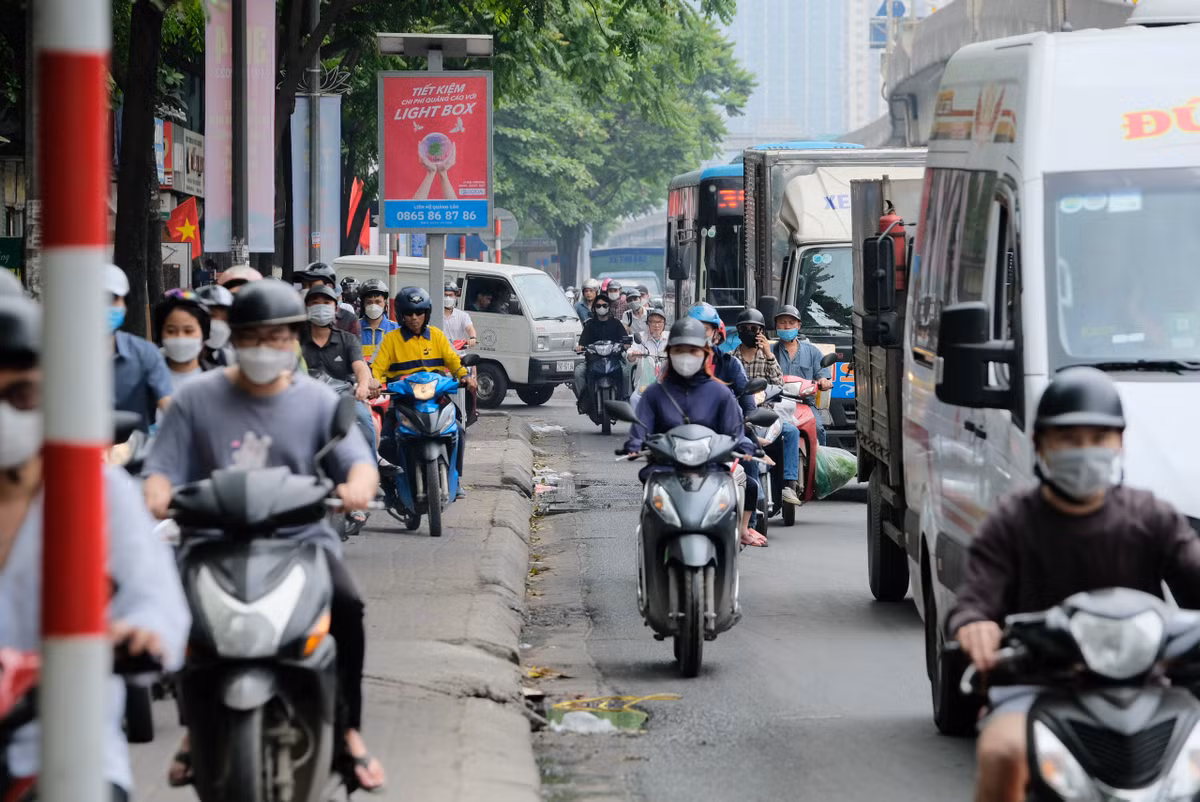 Tại đường Khuất Duy Tiến - Nguyễn Xiển (quận Hai Bà Trưng) bắt đầu chật cứng và ùn tắc nặng do lưu lượng đổ về lớn. Nhiều xe đi trên đường buộc phải chuyển hướng.