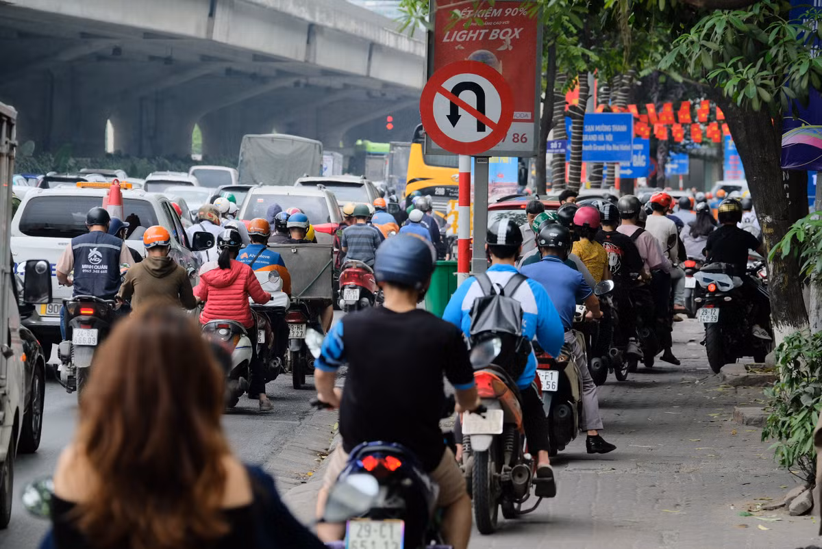 Xe máy tranh thủ đi lên vỉa hè để luồn lách, thoát ùn ứ giao thông.