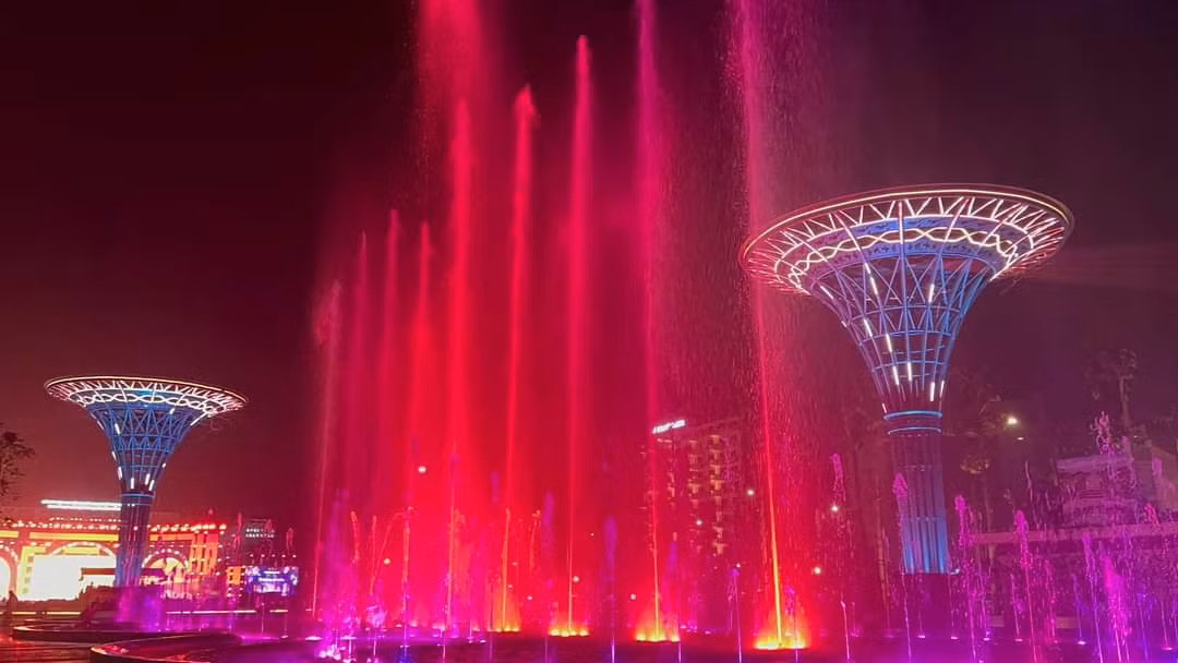 Phó Chủ tịch Thường trực UBND tỉnh Thanh Hóa Nguyễn Văn Thi cũng khẳng định: "TP Sầm Sơn đang từng bước xây dựng và phát triển trở thành đô thị du lịch trọng điểm quốc gia, điểm đến lý tưởng của du khách trong nước và quốc tế".