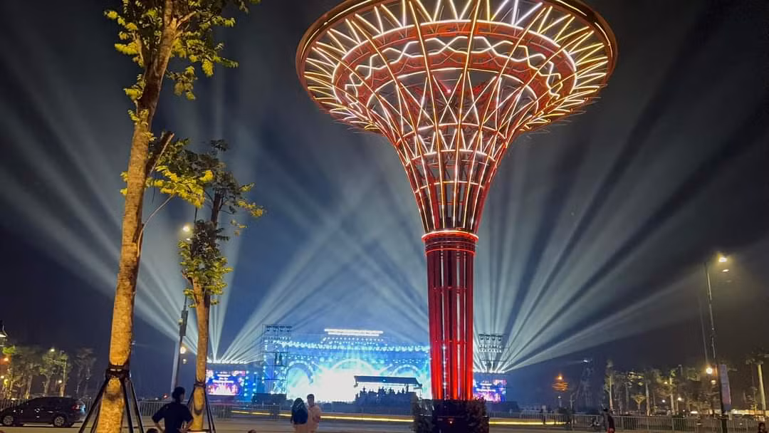 Dự kiến, mỗi show nhạc nước sẽ kéo dài trong 15 phút, diễn ra vào các khung giờ cố định 18h30, 19h30, 20h30 các ngày thứ 3, thứ 5, thứ 7 (riêng dịp nghỉ lễ cuối tháng sẽ biểu diễn liên tục từ 29/4 đến 2/5).