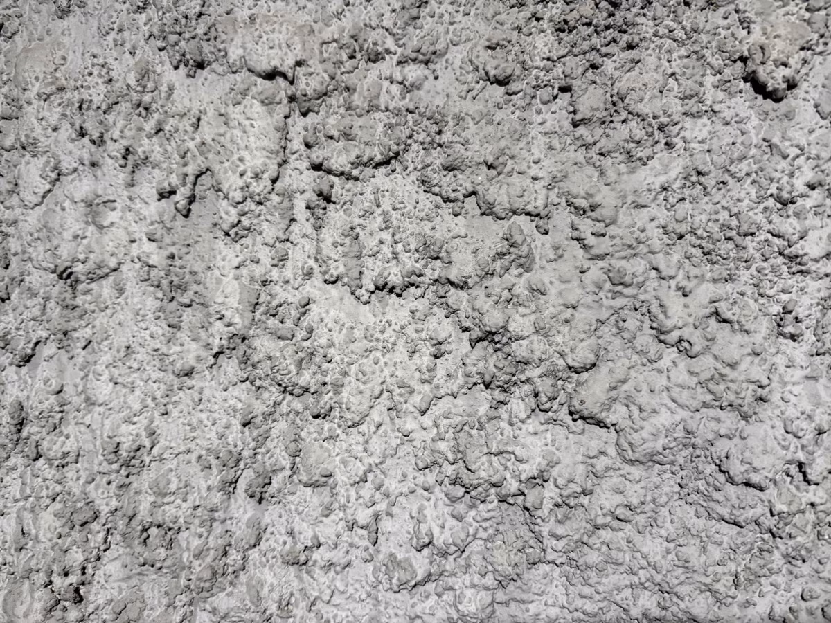 Các phòng được ngăn cách bằng những bức tường gạch dày, tạo thành một kết cấu vững chắc có thể chịu được rung chấn từ bom đạn.