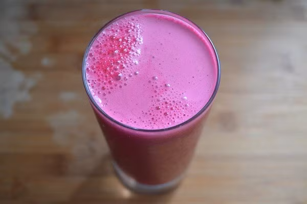 7. Củ dền Củ dền có mùi vị khá đặc biệt. Tuy nhiên ngay cả khi bạn không thích nó, bạn vẫn nên cân nhắc sử dụng loại thực phẩm này. Chất giải độc betalains có trong củ dền là loại giúp giảm nguy cơ mắc gan nóng, đẩy nhanh quá trình thải độc gan của các enzyme.