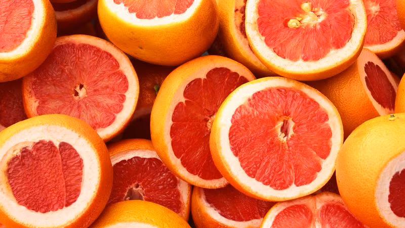Hơn nữa, các nghiên cứu trên động vật còn chỉ ra bưởi giúp gan đối phó tốt hơn với các ảnh hưởng từ rượu bia. Bởi vậy trước khi đi ăn uống hay gặp mặt bạn bè, bạn có thể dùng trước vài múi bưởi tại nhà.