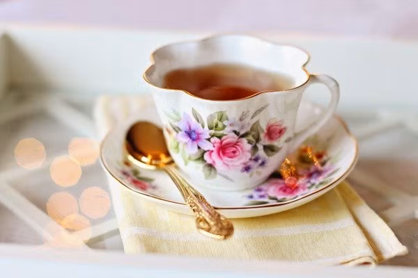 2. Chè Các nghiên cứu cho thấy việc sử dụng trà xanh thực sự giúp cải thiện tình trạng gan. Tuy nhiên, bạn được khuyên dùng 5 đến 10 chén trà mỗi ngày và tránh uống cuá đặc để gan không bị ảnh hưởng.