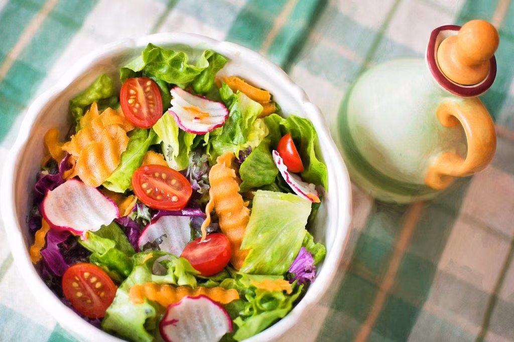 Vào buổi trưa, Võ Hạ Trâm sẽ ăn trưa bằng đĩa salad và lòng trắng trứng gà - Ảnh minh họa: Internet Vào buổi trưa, Võ Hạ Trâm sẽ ăn trưa bằng đĩa salad và lòng trắng trứng gà - Ảnh minh họa: Internet