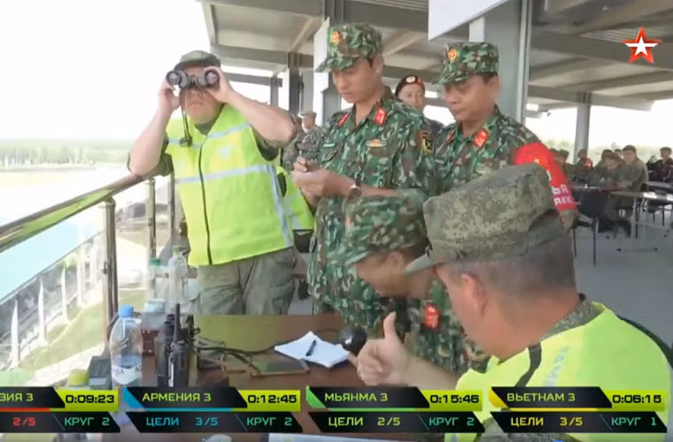 Ngay cả các sĩ quan Nga theo dõi phải giơ ngón tay biểu thị sự tán thưởng bài bắn của đội Việt Nam. Chúng ta có tiến bộ thần tốc chỉ sau 2 trận đấu, và đặc biệt là trong quá khứ tới tận giờ phút này Việt Nam chưa bao giờ có trong biên chế xe tăng T-72. Nguồn ảnh: Tzvezda