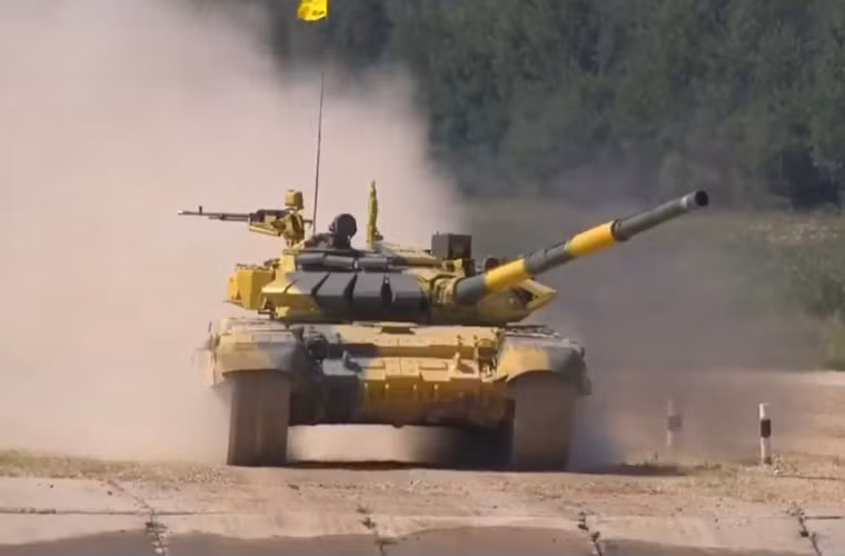 Bước vào ngày thi đấu thứ 3 và cũng là cuối cùng vòng loại Tank Biathlon 2018 với thành tích trung bình, tuyển Việt Nam được kỳ vọng sẽ tạo lập nên kỳ tích sau 2 lần “rút kinh nghiệm”. Và thực sự, các chiến sĩ tăng thiết giáp Việt Nam đã không làm phụ lòng những người dõi theo bánh xích xe tăng trên khắp chặng đường đua ở Nga khi đạt kết quả tuyệt vời nhất trong cả ba trận. Nguồn ảnh: Tzvezda
