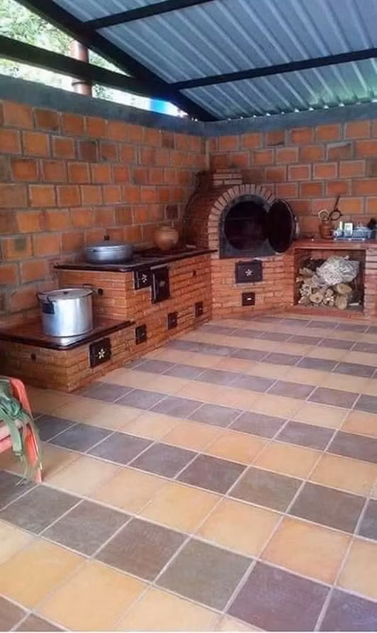 Kiểu bếp này khác với những căn bếp truyền thống là một gian nhỏ trong không gian sống, nó được xây phía ngoài căn nhà, tách biệt hẳn và thành một khu riêng. Không gian bếp rất rộng rãi, mang đến cảm giác thoải mái cho người sử dụng. Bếp được xây bằng gạch đỏ truyền thống, không trét vữa hay ốp gỗ để tạo nét thô mộc, gần gũi. Hiện, mẫu bếp ngoài mang phong cách châu Âu độc đáo này vẫn đang được dân mạng bàn tán và chia sẻ rôm rả.