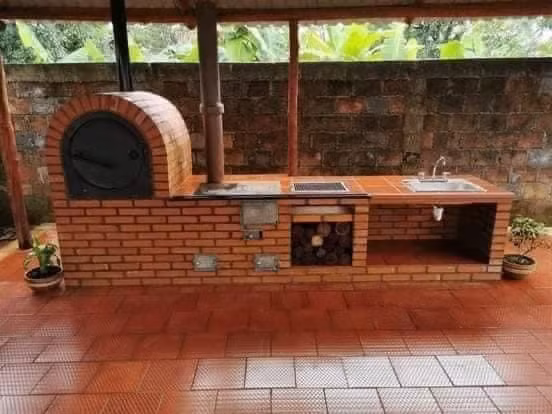 Trên mạng xã hội đang rần rần chia sẻ về ý tưởng xây bếp ngoài khá độc đáo. Cụ thể, một tài khoản mạng xã hội mới đây chia sẻ loạt hình ảnh về kiểu bếp mới lạ này, kèm dòng chia sẻ: "Ý tưởng làm bếp ngoài mang phong cách Âu siêu đẹp!" Hiện đã có hơn 13 ngàn lượt thích, hàng ngàn bình luận và gần 2 ngàn lượt chia sẻ cho bài viết này. Dân mạng rần rần khen đẹp, mới lạ và đua nhau áp dụng cho chính căn nhà của mình.