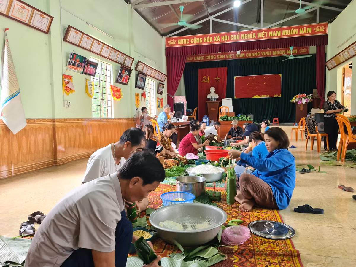 Hàng chục người dân tập trung ở nhà văn hoá thôn Hà Lương, xã Võ Liệt để gói bánh chưng gửi cho đồng bào vùng lũ lụt.