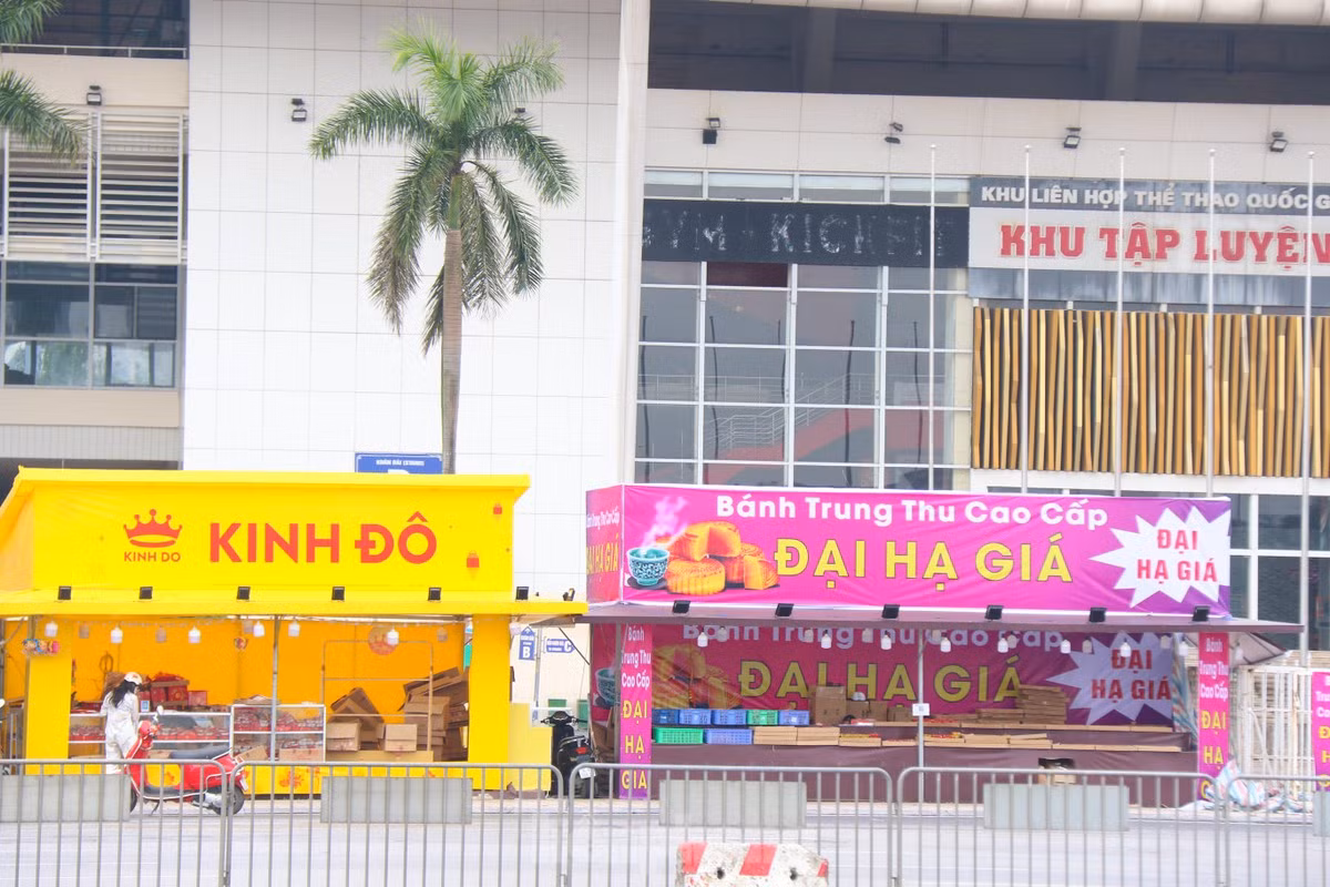 Bánh Trung thu được bày bán cách đây cả tháng nhưng tình trạng “ế ẩm” kéo dài.