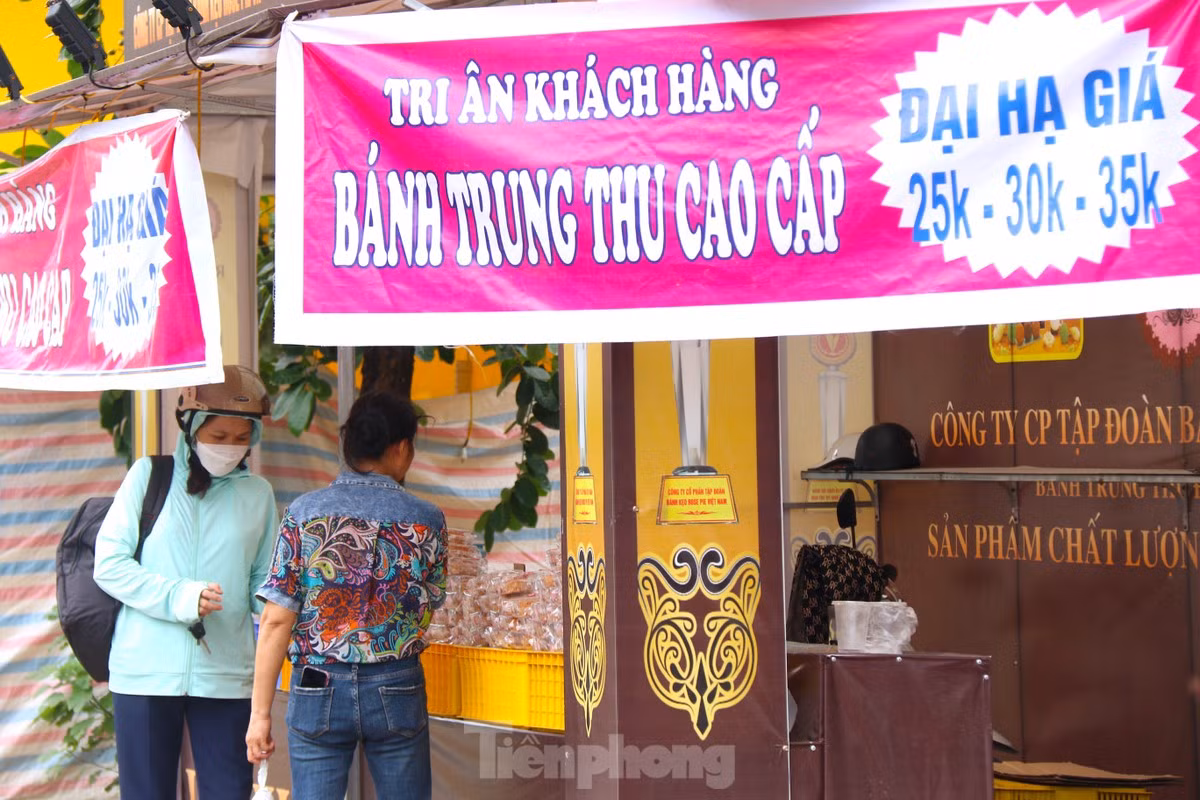 Mặc dù giá giảm "kịch sàn" còn 2/3 giá thành trước lễ nhưng không nhiều người dân mặn mà.