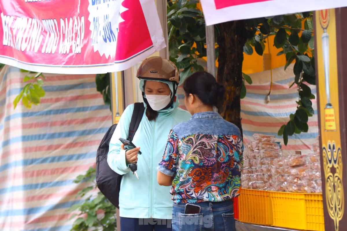Chị Linh - chủ các gian hàng bánh trung thu tại An Khánh, Hoài Đức - cho biết: “Năm nay, tôi lấy số lượng bánh để bán ít hơn mọi năm vì thấy thị trường còn ảm đạm, kinh tế khó khăn. Sau Rằm, tôi phải thanh lý mạnh để tránh hàng tồn kho nhiều nhưng lượng khách cũng ảm đạm lắm”.