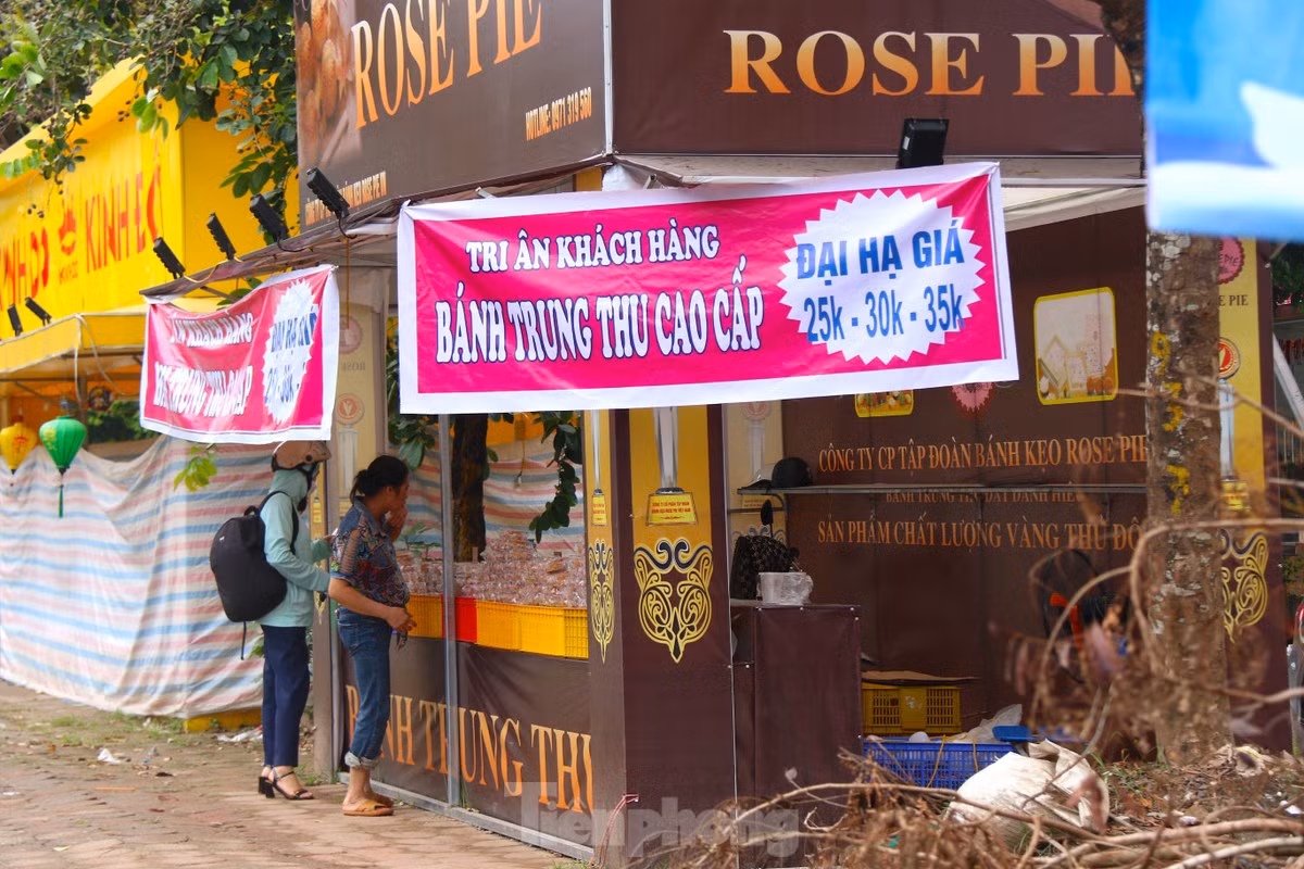 Trong nhiều năm qua, bánh Trung thu luôn là mặt hàng đặc trưng, thu hút người tiêu dùng trong dịp lễ hội này. Tuy nhiên, những năm gần đây, tình hình kinh tế khó khăn và xu hướng tiêu dùng thay đổi khiến các tiệm bánh gặp nhiều khó khăn trong việc tiêu thụ sản phẩm.