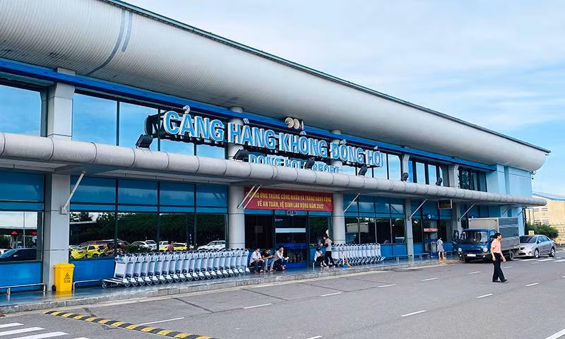 Tạm ngừng khai thác sân bay Đồng Hới để tránh bão số 4 Tam ngung khai thac san bay Dong Hoi de tranh bao so 4