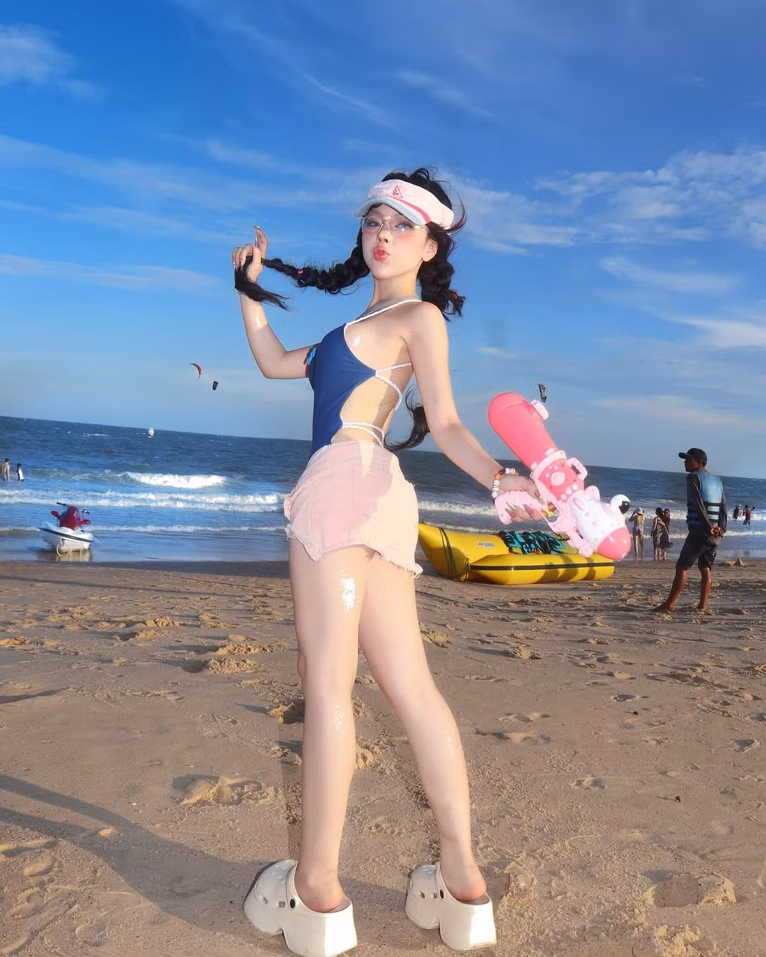 Bảo Khuyên Susan luôn biết cách làm mới mình trong những tạo hình khác nhau đầy lạ mắt nhưng ấn tượng.