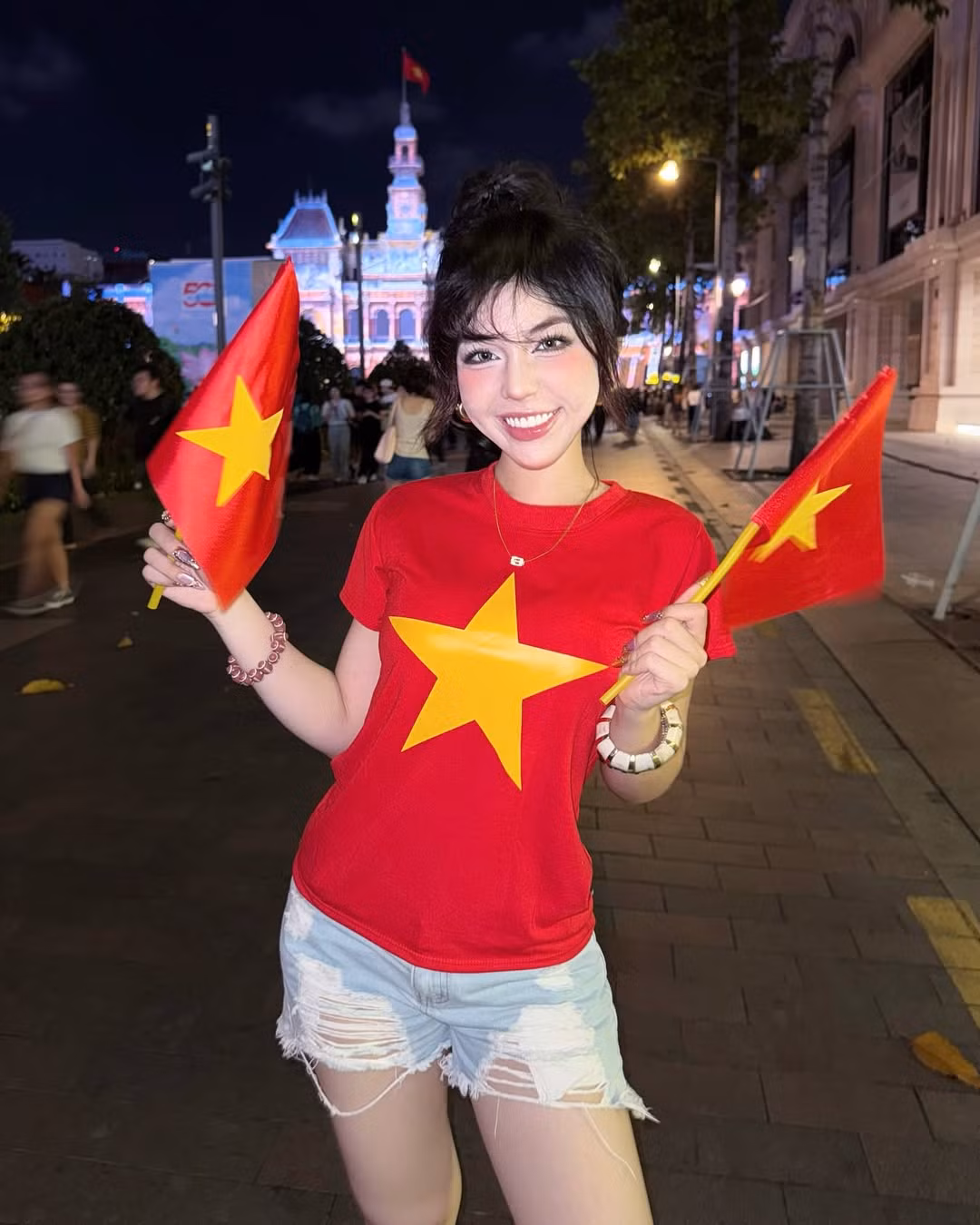 Tuy chưa từng xuất hiện công khai trên mạng xã hội trước đó, nhưng qua hình ảnh này, mẹ của Bảo Khuyên lập tức gây ấn tượng mạnh với gương mặt hiền hậu, đầy uy nghiêm và thần thái.