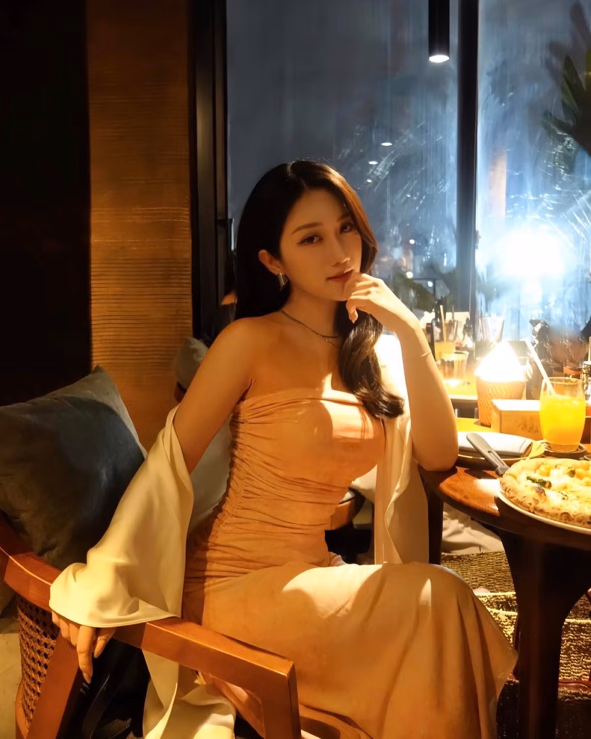 Cô thường lựa chọn phong cách thời trang đa dạng, từ nữ tính, nhẹ nhàng đến quyến rũ, gợi cảm, phù hợp với từng sự kiện và bối cảnh.