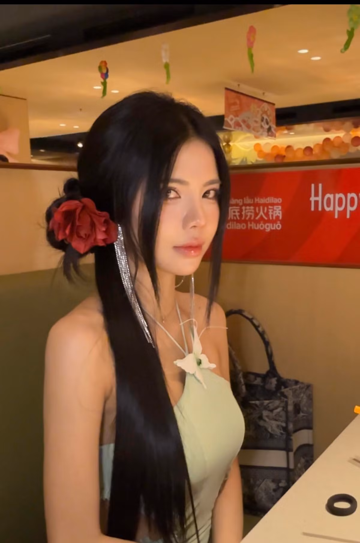 Ngoài công việc dẫn chương trình, cô còn là một streamer và người mẫu ảnh được săn đón.