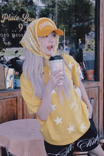 Từ hình ảnh ngọt ngào, nữ tính đến sắc sảo, thời thượng, cô cho thấy mình là một "tắc kè hoa" thời trang thực thụ.