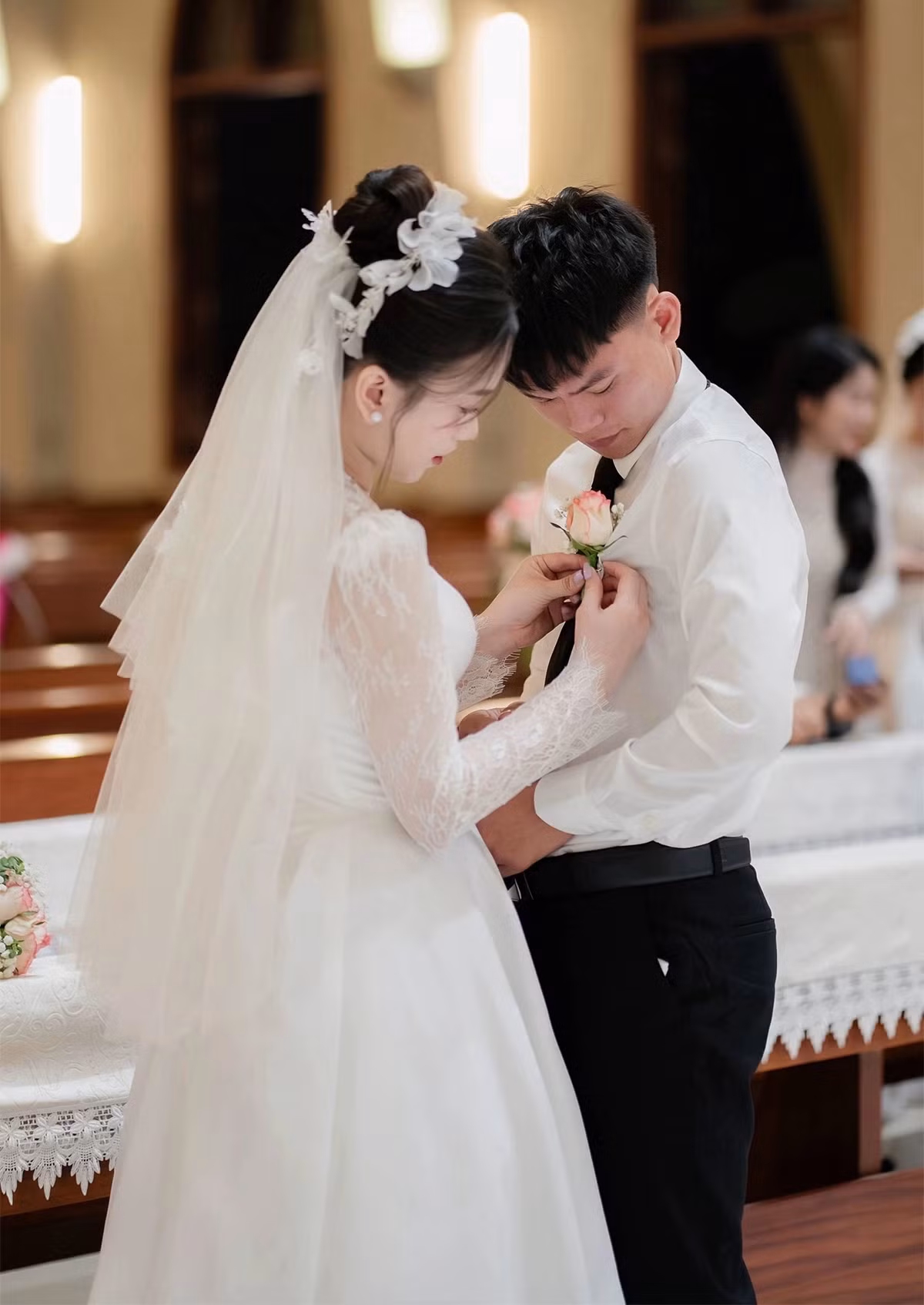 Cặp đôi nắm tay nhau đầy hạnh phúc để lữu giữ lại những kỷ niệm đẹp trong ngày trọng đại.