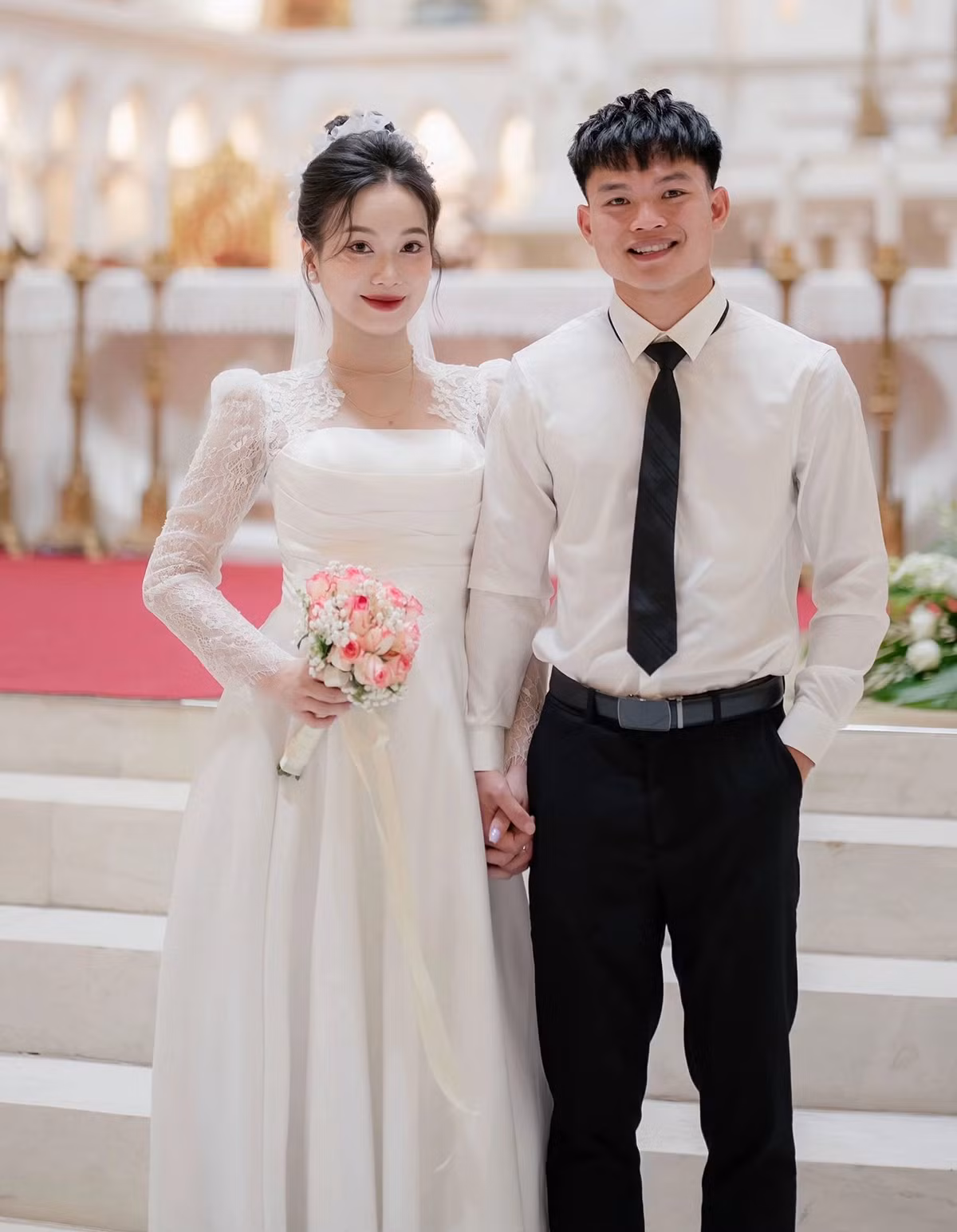 Được biết, Hồ Văn Cường đã tổ chức đám cưới vào hôm 2/5, tuy nhiên, mới đây, cả hai mới hé lộ tin vui bằng một số hình ảnh trên story Facebook. Lễ cưới chỉ có sự tham dự của gia đình và những người bạn thân thiết nhất với cô dâu chú rể.