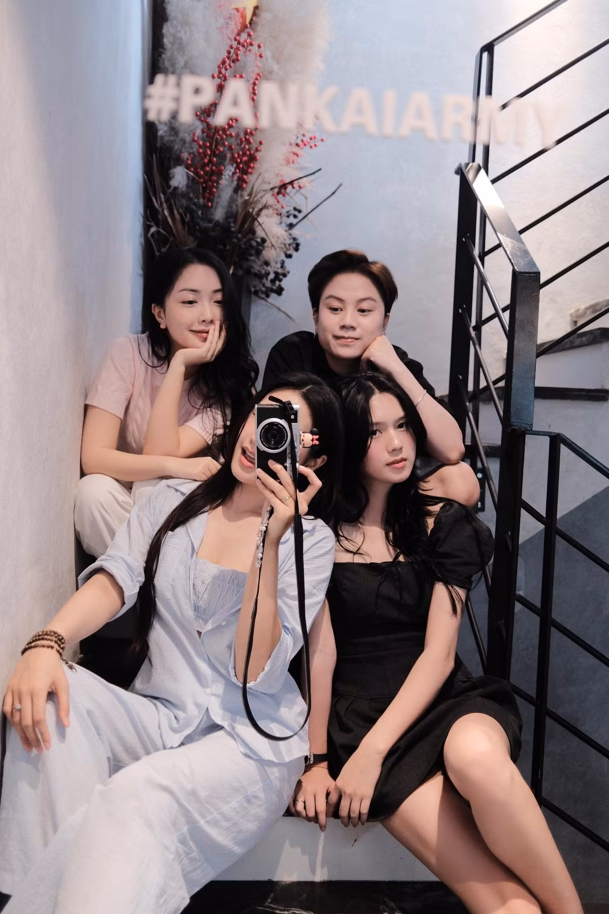 Mới đây, trên trang cá nhân, ba mẹ bỉm sữa vừa đăng tải lên trang cá nhân loạt ảnh check-in tại một quán cafe sang chảnh. Bộ ba nhanh chóng thu hút sự chú ý với nhan sắc nổi bật, thần thái cuốn hút cùng gu thời trang đa phong cách, khiến dân mạng không khỏi trầm trồ.