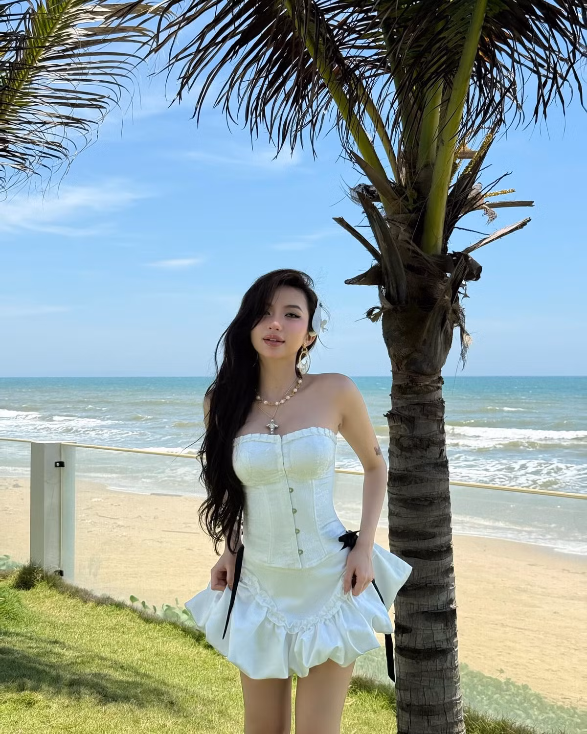 Cô cũng từng công khai việc nâng cấp vòng 1 và chỉnh sửa nhan sắc để hoàn thiện bản thân.