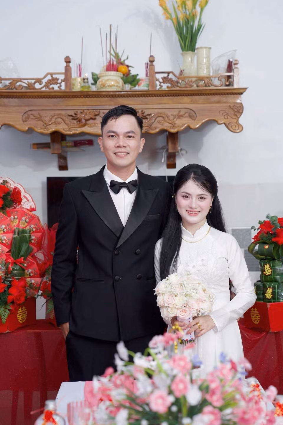 Mới đây, mạng xã hội đang truyền tay nhau những bức ảnh đám cưới vô cùng đặc biệt của một cặp đôi đến từ Quảng Trị. Thay vì khung cảnh hoan hỉ vui vẻ của ngày trọng đại, cô dâu chú rể lại đứng check-in với hình ảnh "hoang tàn" khi toàn bộ rạp cưới đã bị mưa to, gió lớn làm đổ rạp.