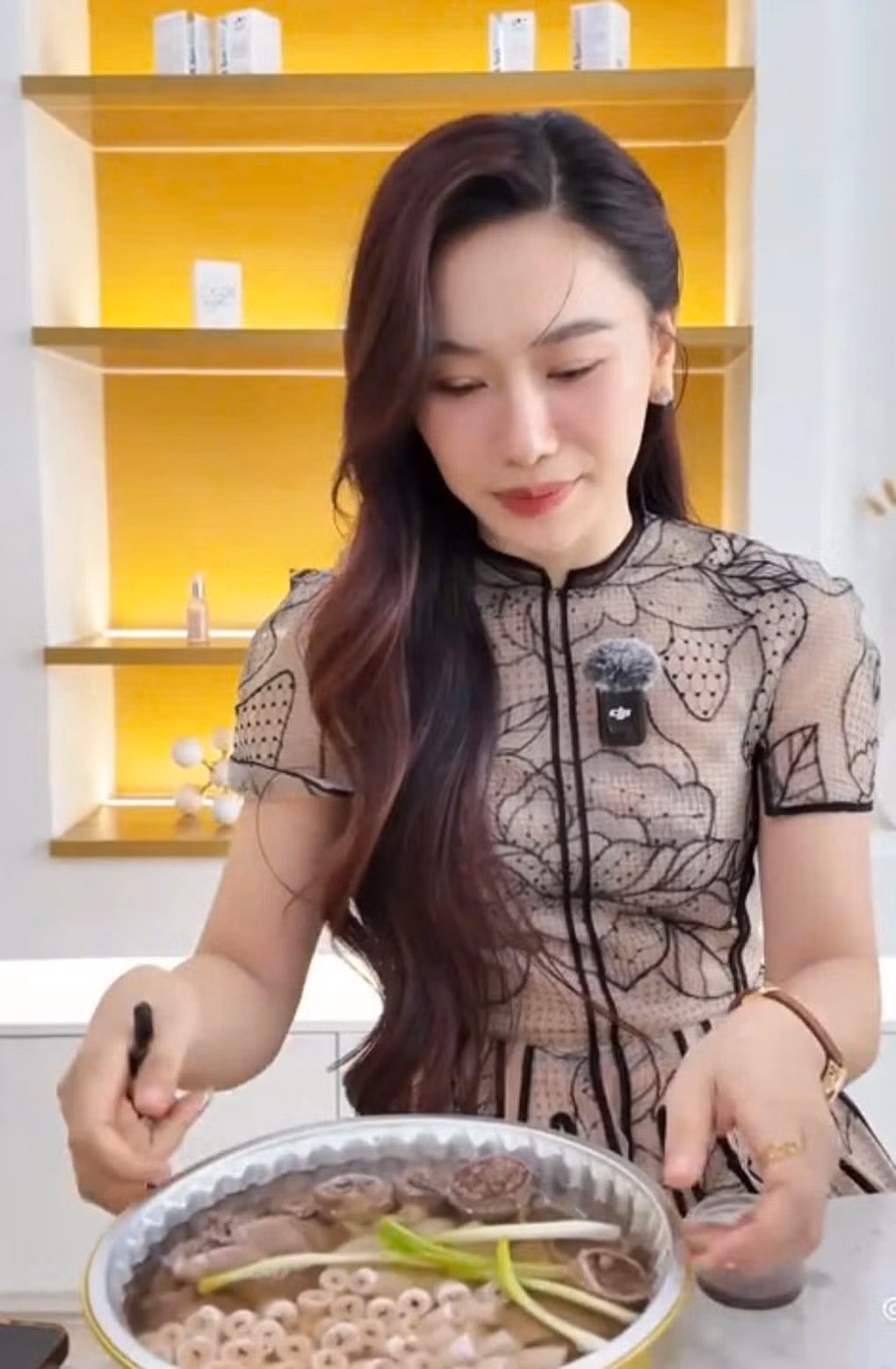 Tuy nhiên, trái ngược với sự kỳ vọng của cô, nữ MC nói, lần đầu trải nghiệm món ăn "sang chảnh" này là một… cơn ác mộng. "Phần lòng xe điếu cực kỳ dai, cắn không đứt, nhai mãi không xong, hoàn toàn không giống như những video hấp dẫn trên mạng", Anh Thơ chia sẻ trong clip. Thậm chí cô còn phải nhờ nhân viên đi luộc lại.