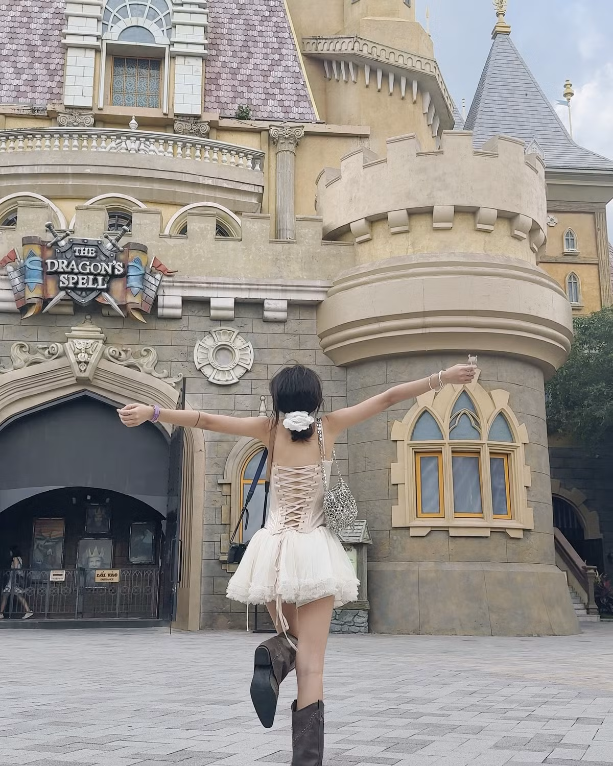 Khánh Ly không ngại thử nghiệm các xu hướng mới: từ phong cách công chúa cổ tích, tiểu thư Parisian đến những outfit cá tính, năng động đậm chất Y2K. Dù là trong những bộ váy bồng bềnh hay các set đồ street style phá cách, Khánh Ly đều biết cách làm nổi bật cá tính riêng nhưng vẫn giữ được sự thanh lịch và hài hòa.